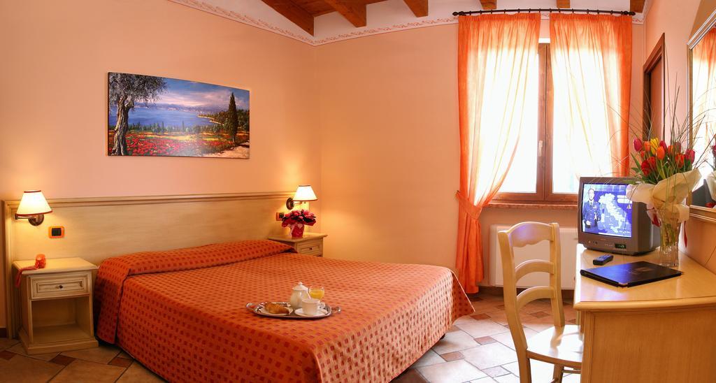 La Zerla Bed & Breakfast Бардолино Стая снимка